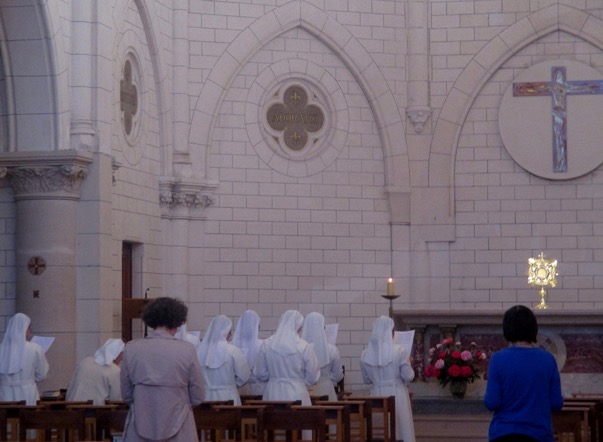 2560px-Servantes_du_Très-Saint-Sacrement_Paris